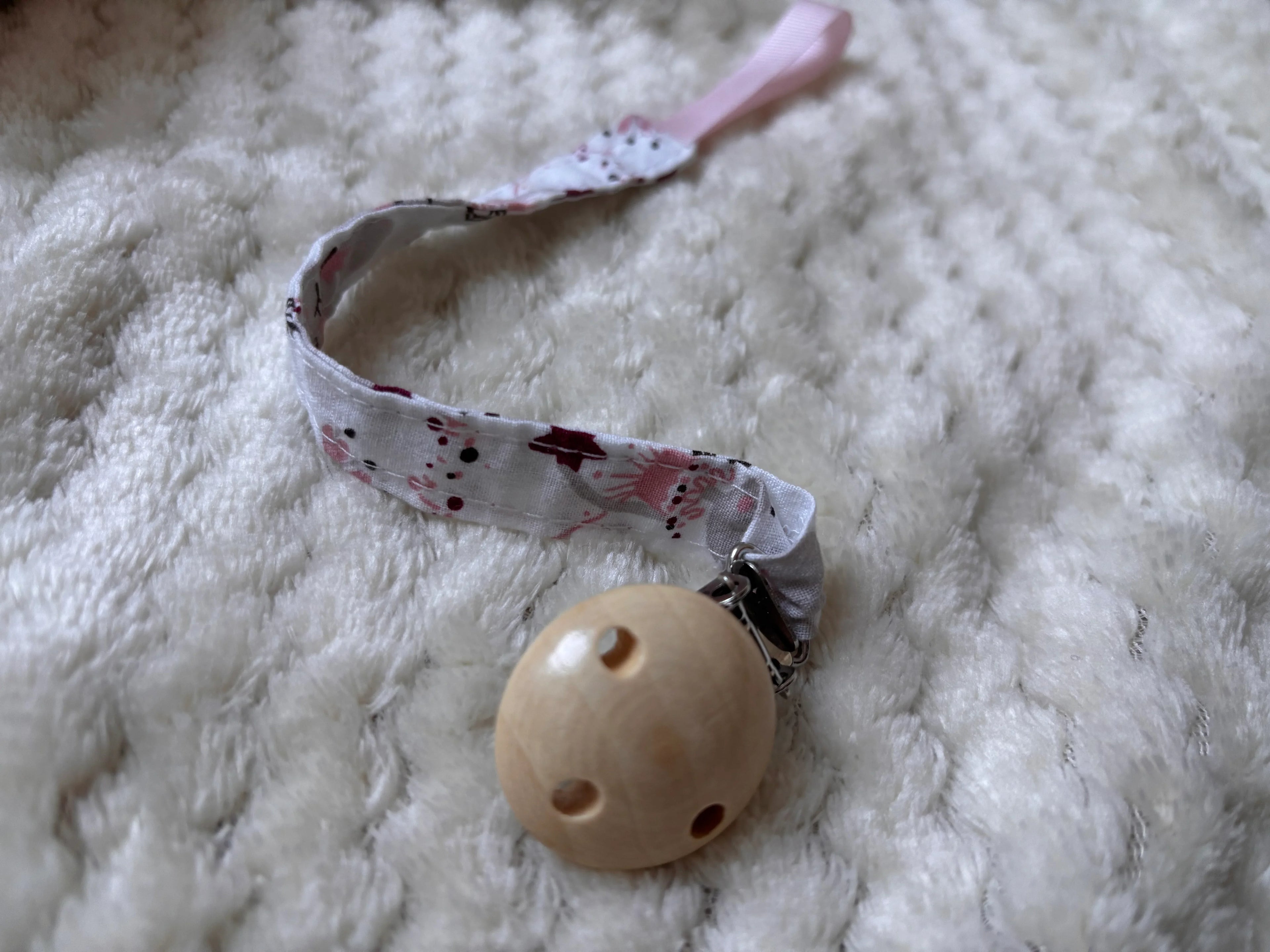 Attache tétine bébé fait main, accessoire pratique et sécurisé - "Ballet Céleste"