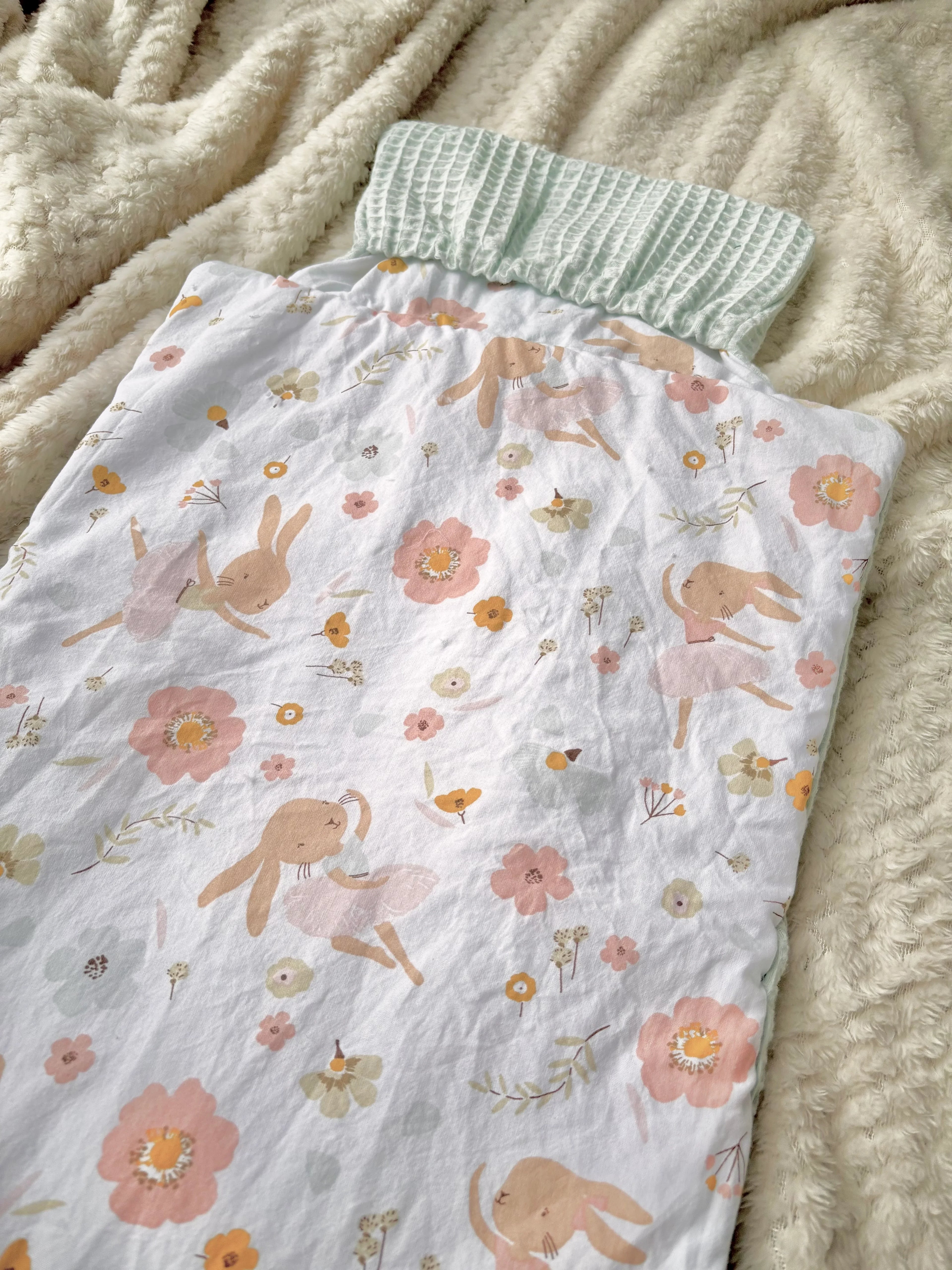 Tapis à langer portable bébé – création artisanale, idéal en déplacement - "Douceur printanière"