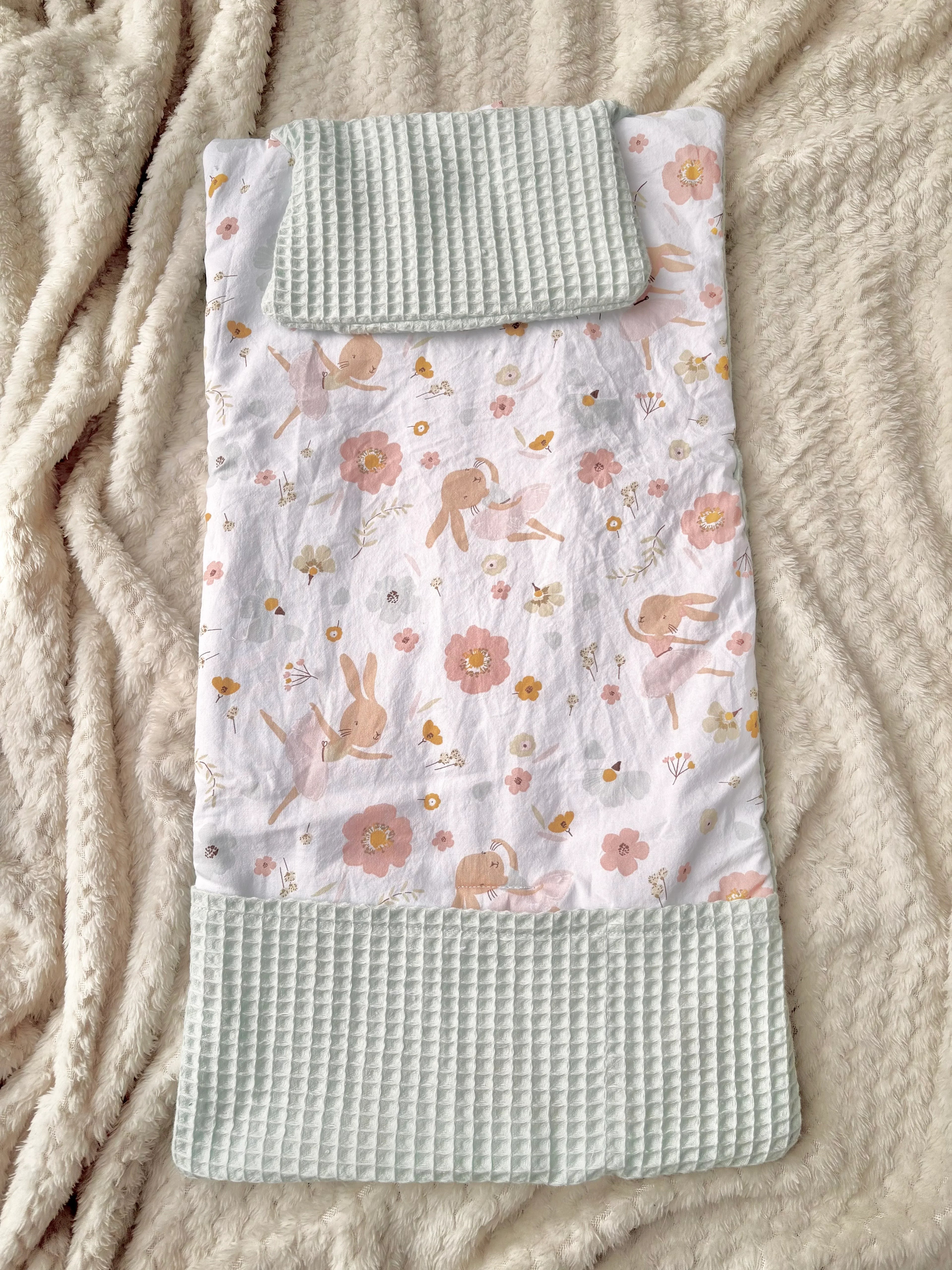 Tapis à langer portable bébé – création artisanale, idéal en déplacement - "Douceur printanière"