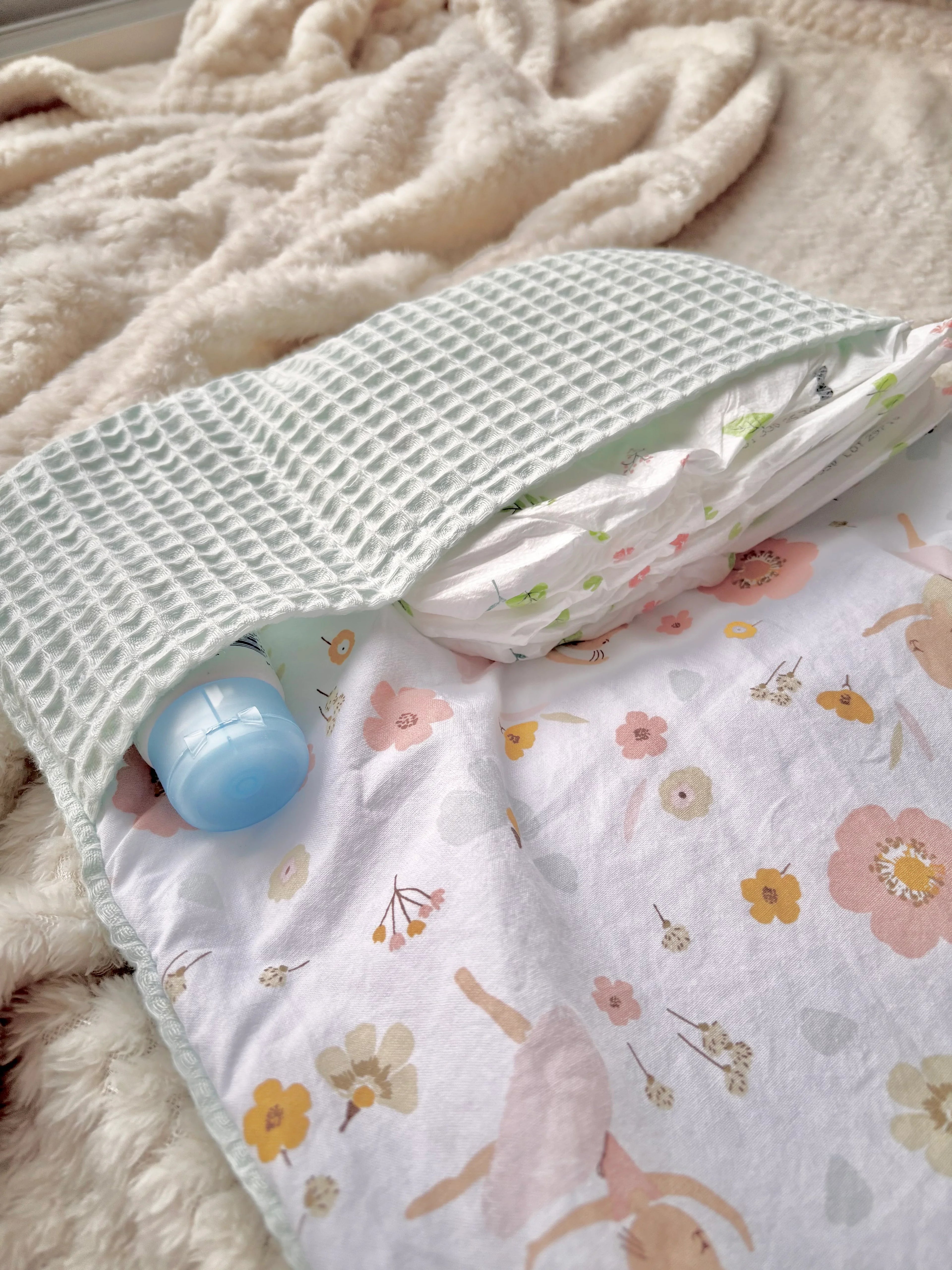 Tapis à langer portable bébé – création artisanale, idéal en déplacement - "Douceur printanière"