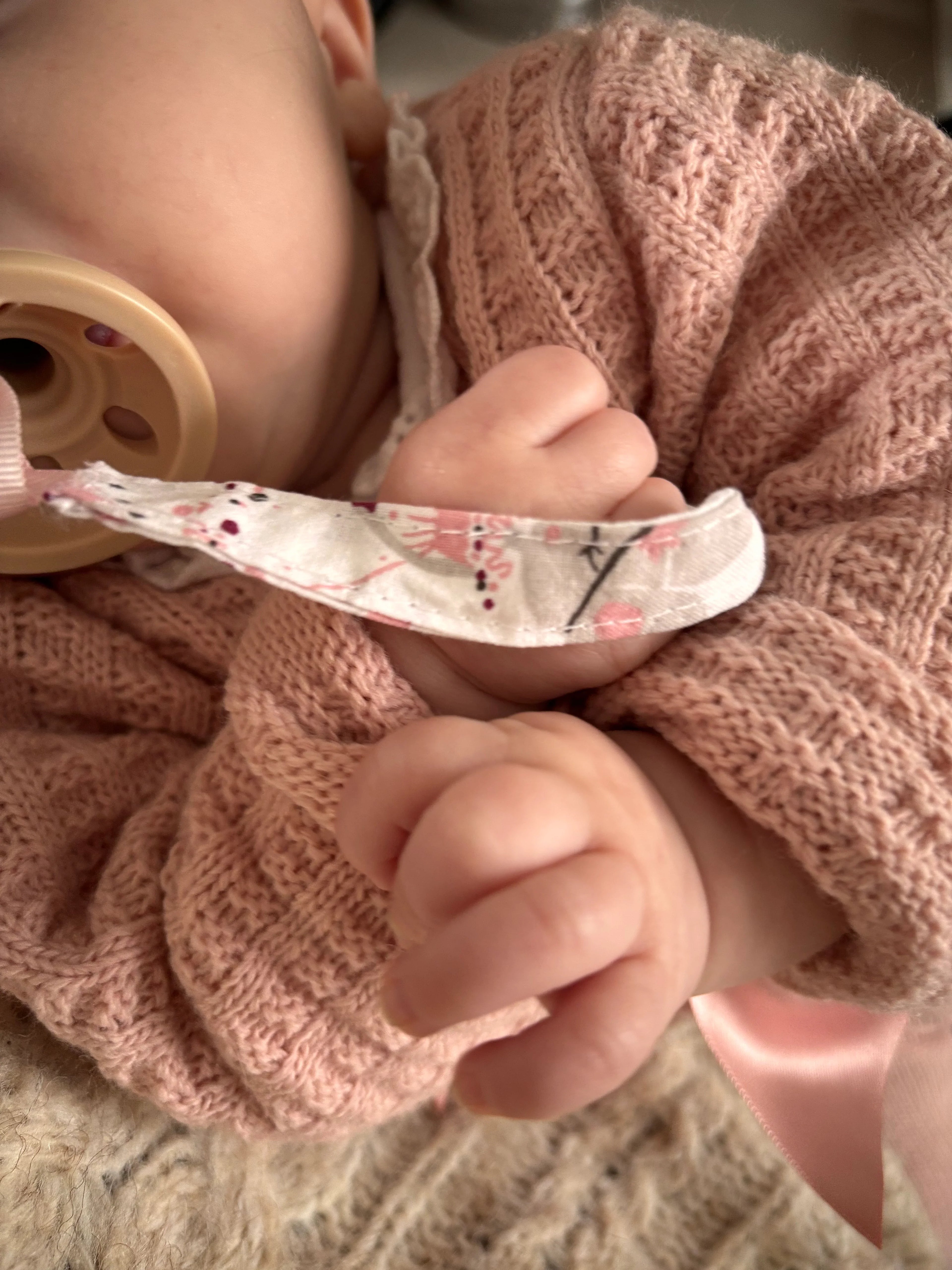 Attache tétine bébé fait main, accessoire pratique et sécurisé - "Ballet Céleste"