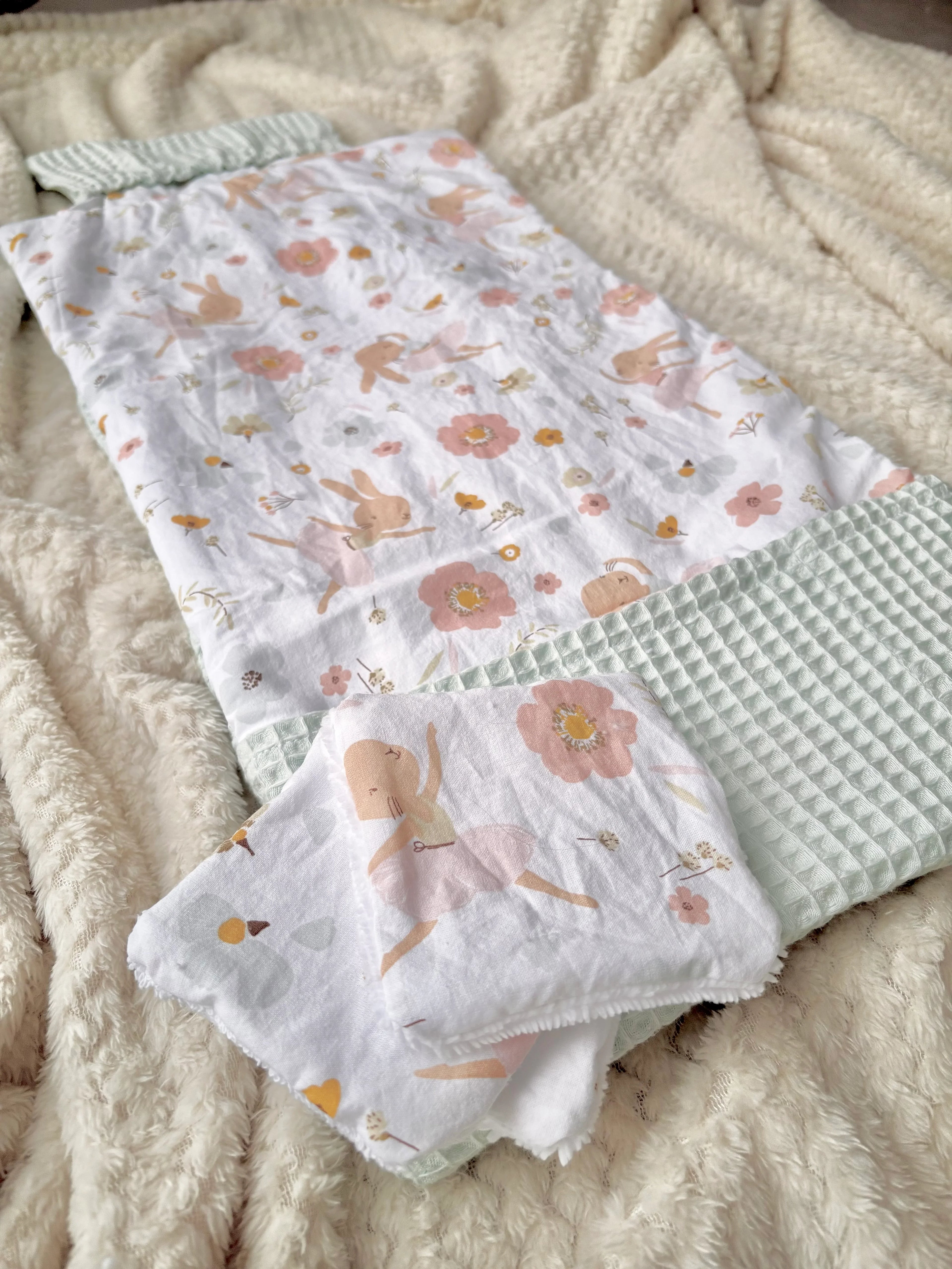 Tapis à langer portable bébé – création artisanale, idéal en déplacement - "Douceur printanière"