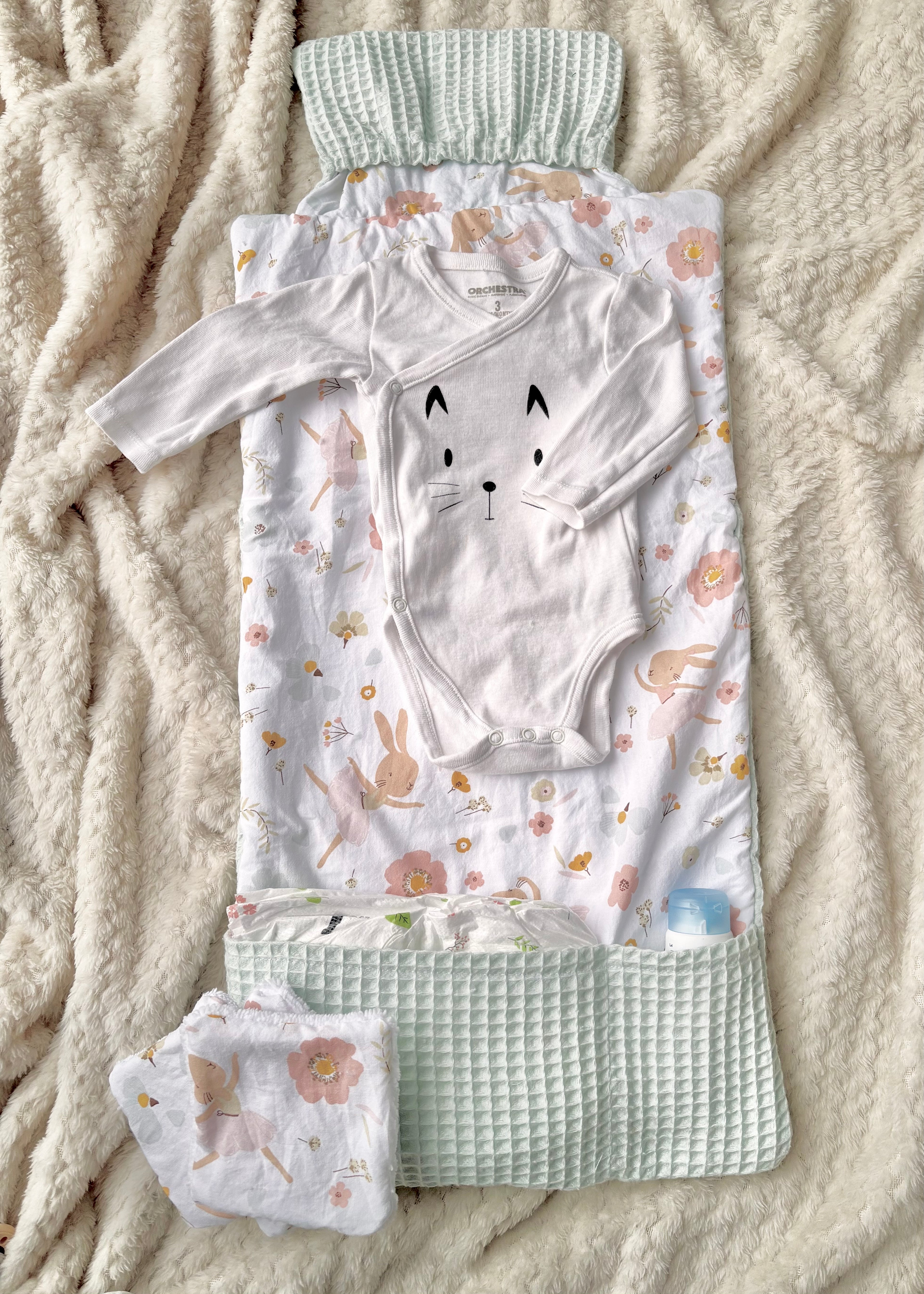 Tapis à langer portable bébé – création artisanale, idéal en déplacement - "Douceur printanière"