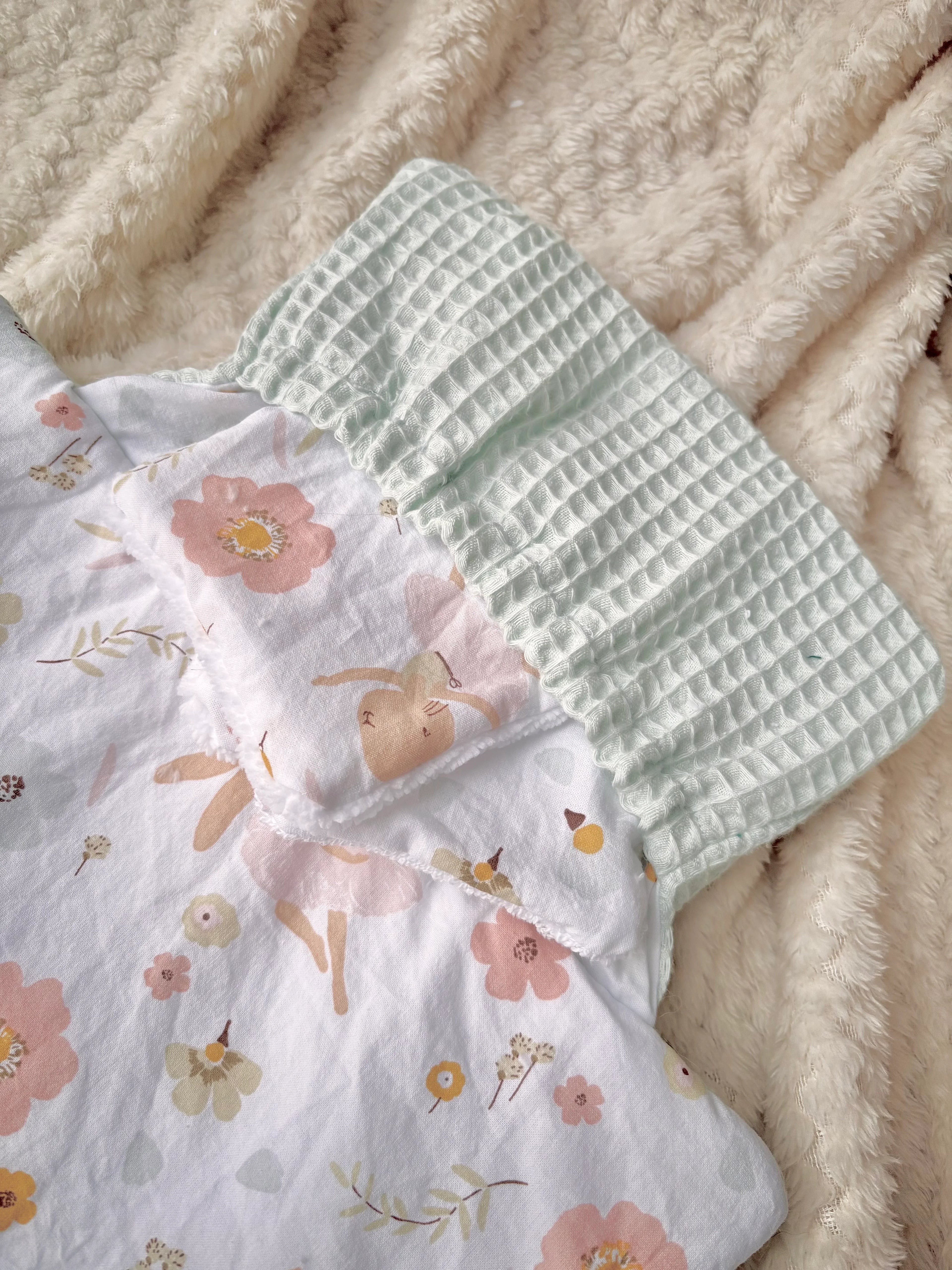 Tapis à langer portable bébé – création artisanale, idéal en déplacement - "Douceur printanière"