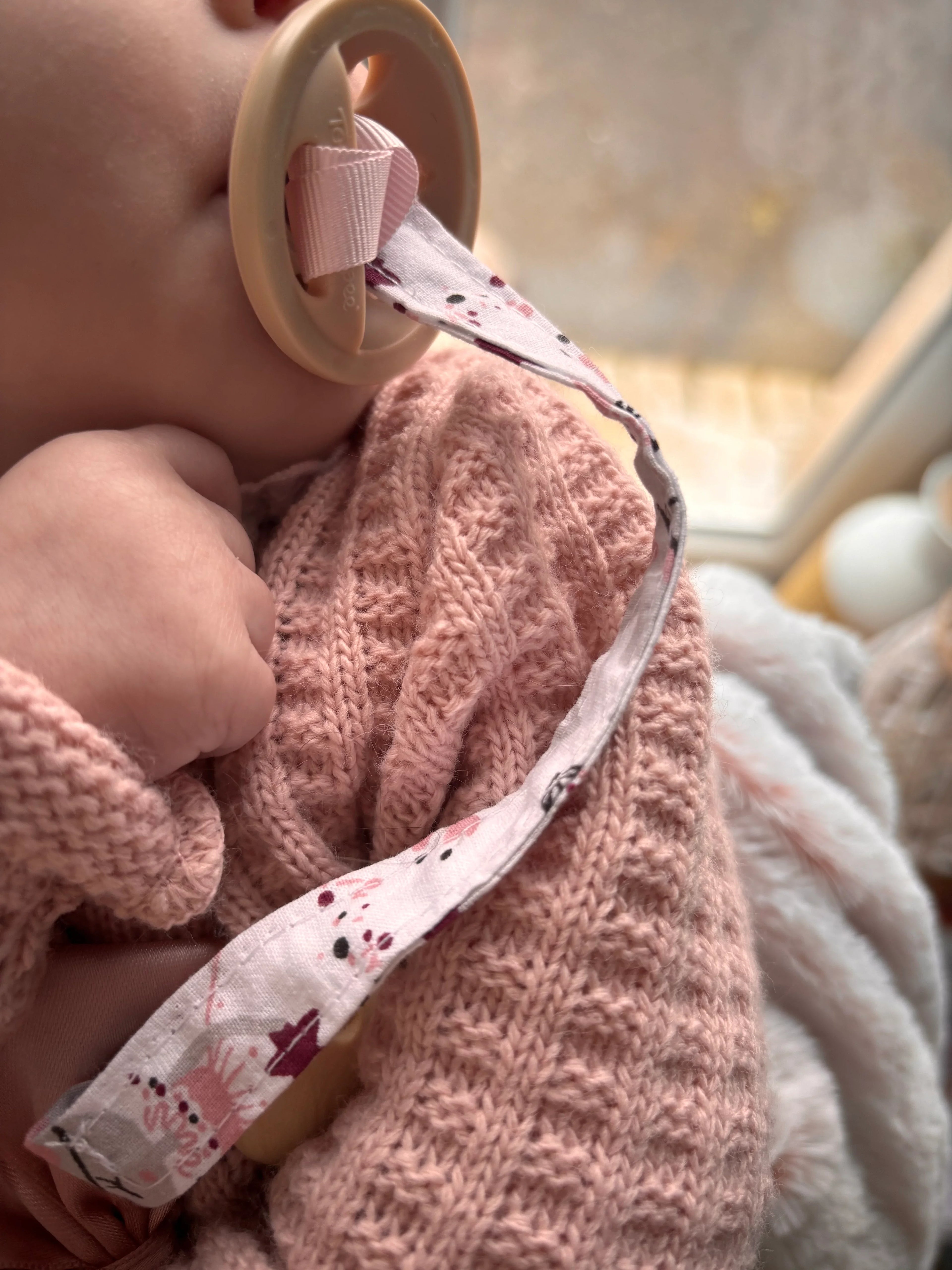 Attache tétine bébé fait main, accessoire pratique et sécurisé - "Ballet Céleste"