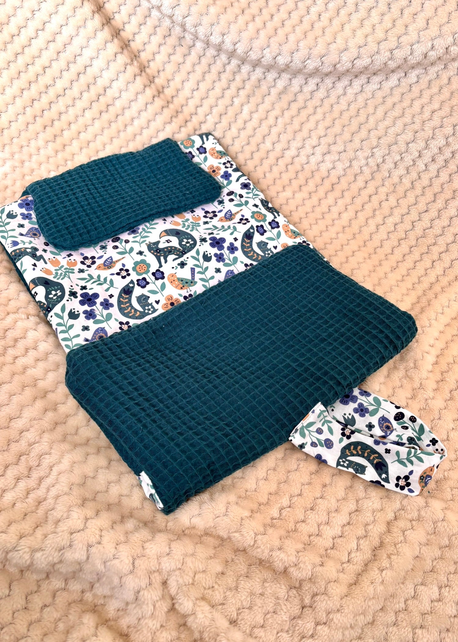 Tapis à langer portable bébé – création artisanale, idéal en déplacement - "Forêt Stellaire"