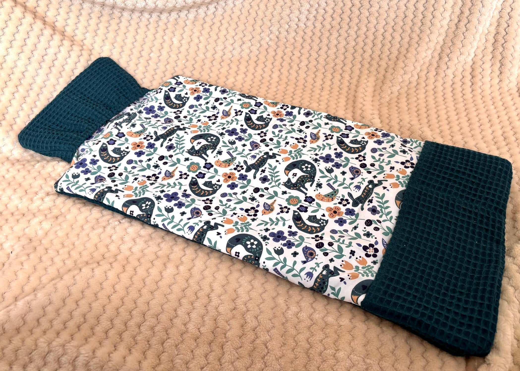 Tapis à langer portable bébé – création artisanale, idéal en déplacement - "Forêt Stellaire"