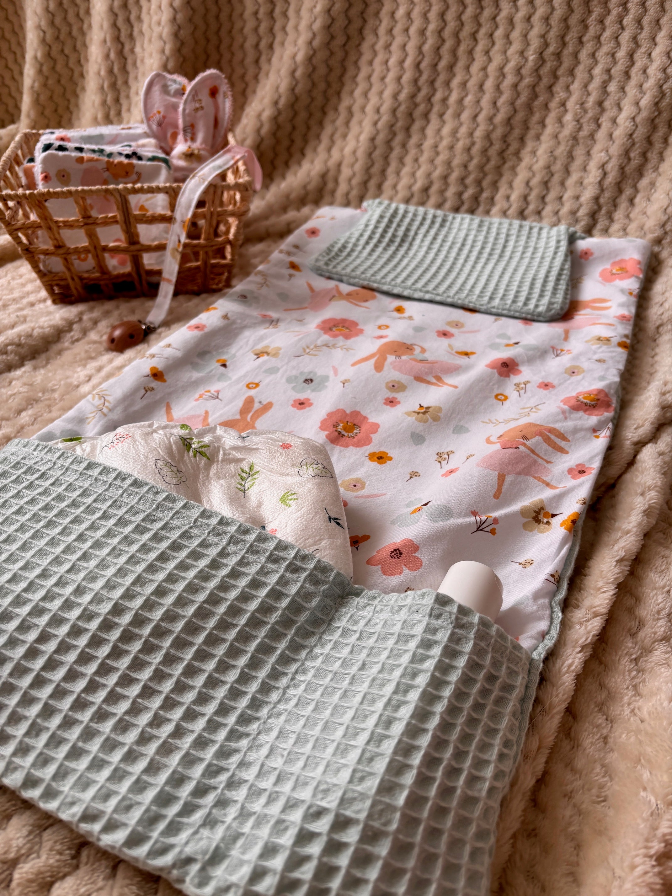 Tapis à langer nomade fait main "Douceur printanière"