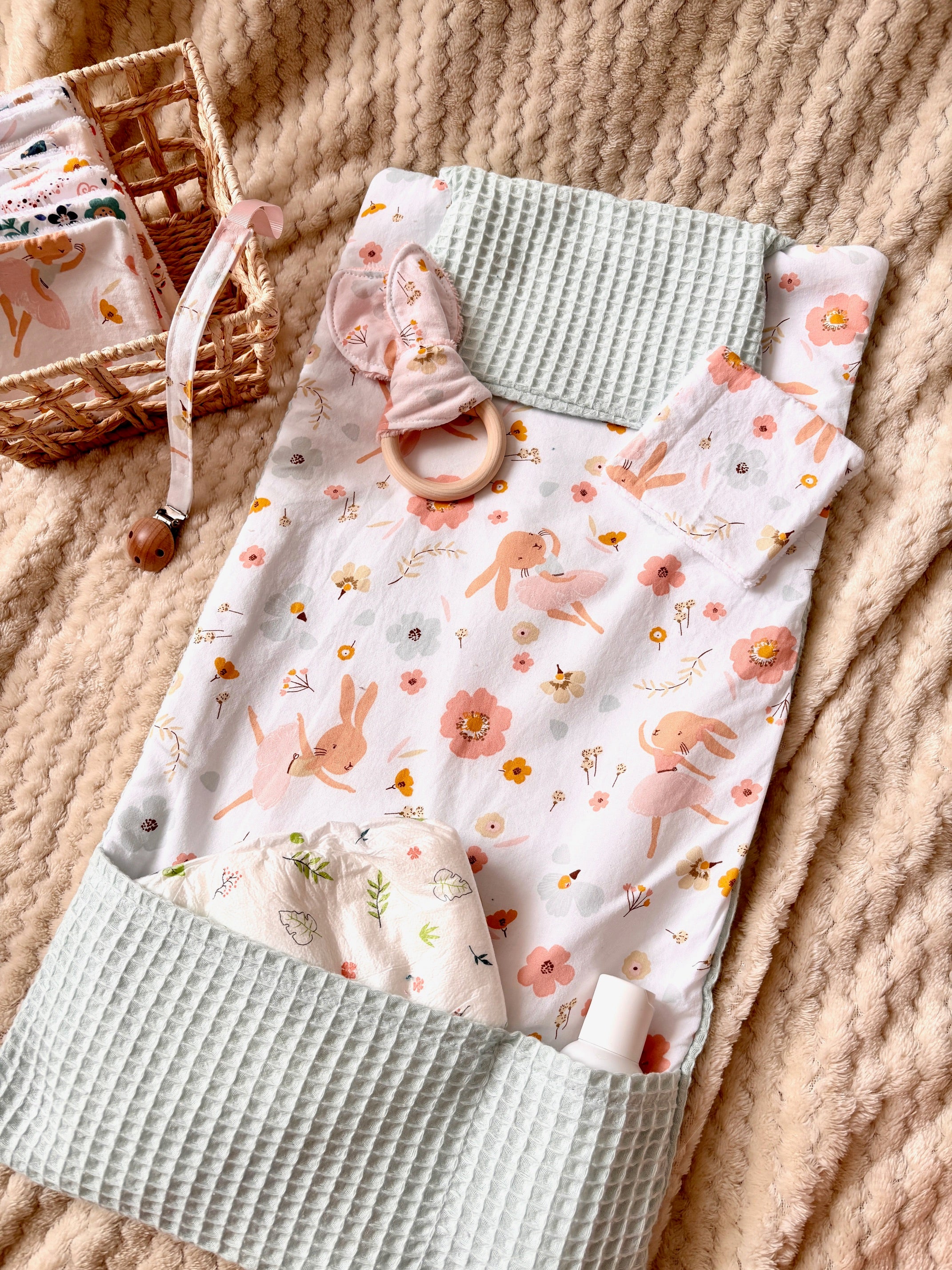 Tapis à langer nomade fait main "Douceur printanière"